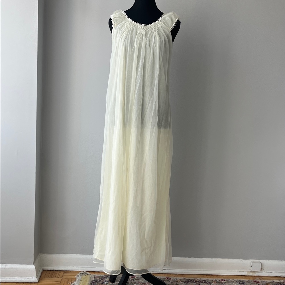 Elegant butter yellow vintage Nightgown